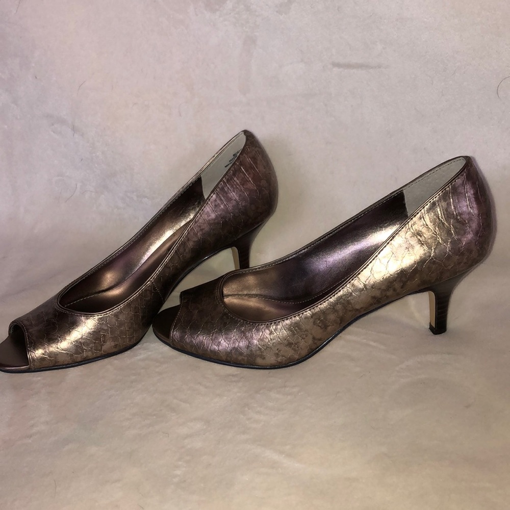 Subtle snake print metallic heels!